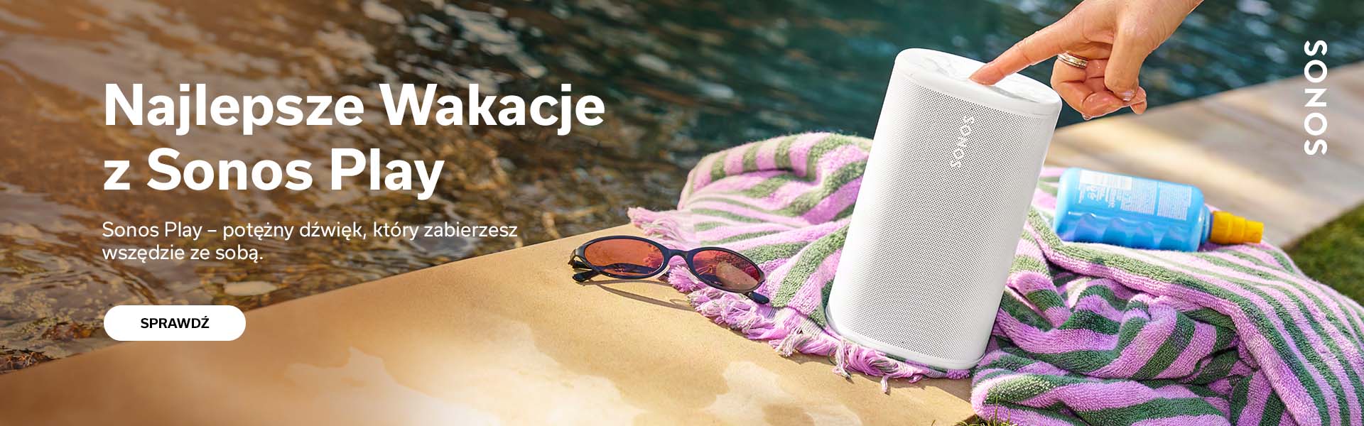 Biały bezprzewodowy głośnik Sonos Play nad basenem podczas majówki – idealny dźwięk w plenerze.